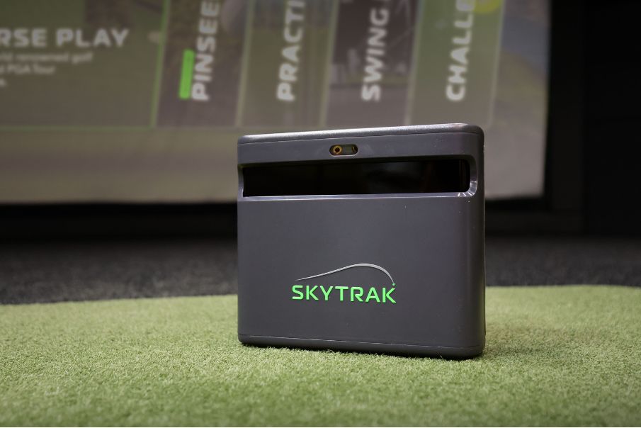 SKYTRAK ST MAX launch monitor analyzing launch angle and spin rates for the 2026 Callaway Chrome Tour golf ball featuring high-speed photometric data visualization.